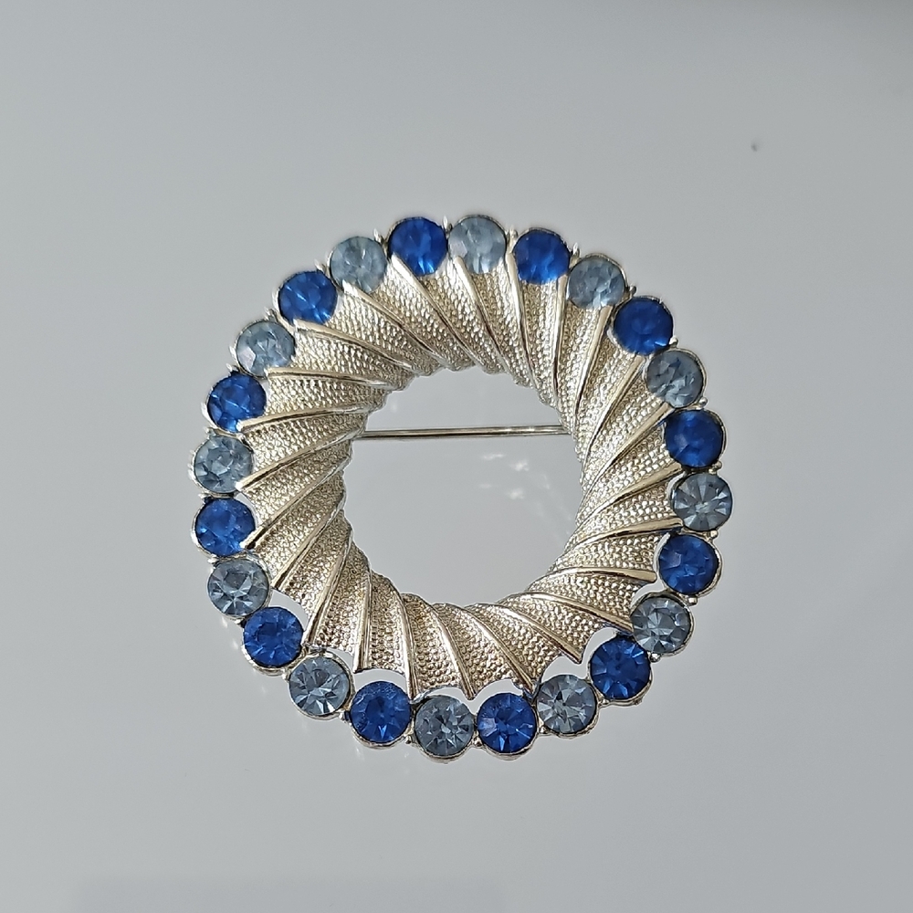 VINTAGE CORO SILVERTONE BROOCH.